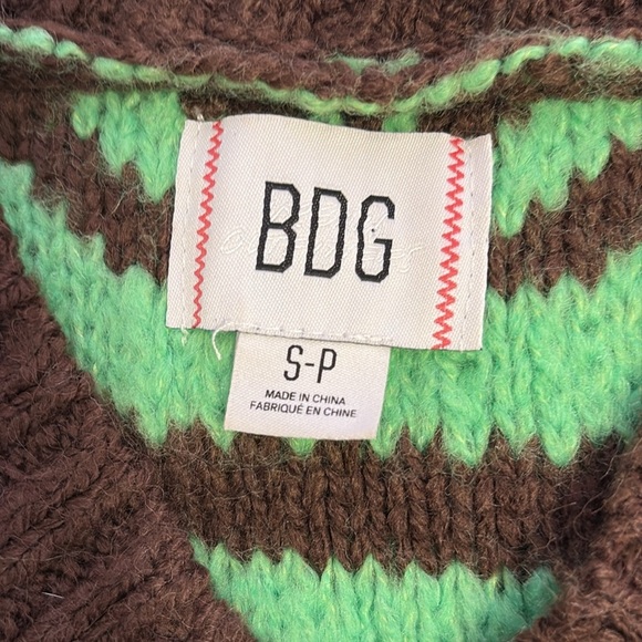 BDG Geometric Knit Sweater Vest in Green and Brown. Size SP - Picture 3 of 5